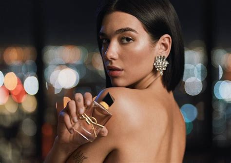 Dua Lipa, égérie de Libre Le Parfum d'Yves Saint Laurent, nous parle de.